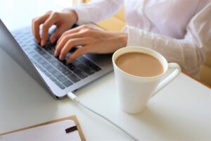 【20代向け】在宅ワークでおすすめの仕事！在宅のメリットと転職する方法