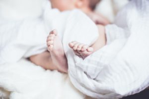 保育士1年目で妊娠発覚！仕事への影響と報告手順・悩みの相談先は？