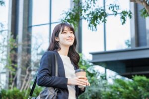 28歳で転職は難しい？ベストな転職タイミングと女性が年収アップする方法