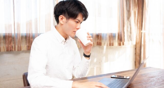 プログラミングスクールは働きながら利用可能?働きながら転職成功する方法
