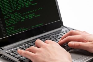 高卒未経験者でもITエンジニアになれる？高卒者がIT業界へ転職する方法