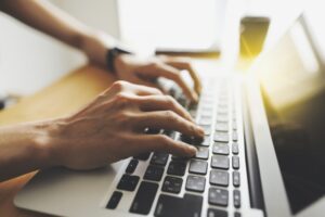 高卒でプログラマーになれる？プログラマーになる方法と注意点を解説！