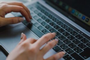 20代で未経験からSEに転職はできる？未経験からSEになる方法を解説！