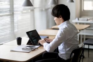 システムエンジニア(SE)を辞めたい…辞めた方がいい人と対応策を解説！