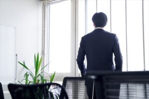 受からなさそうに後ろを向く男性