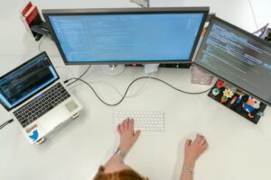 ウズカレITで未経験でもエンジニアに!?ブラック企業０で理想のIT転職を実現！